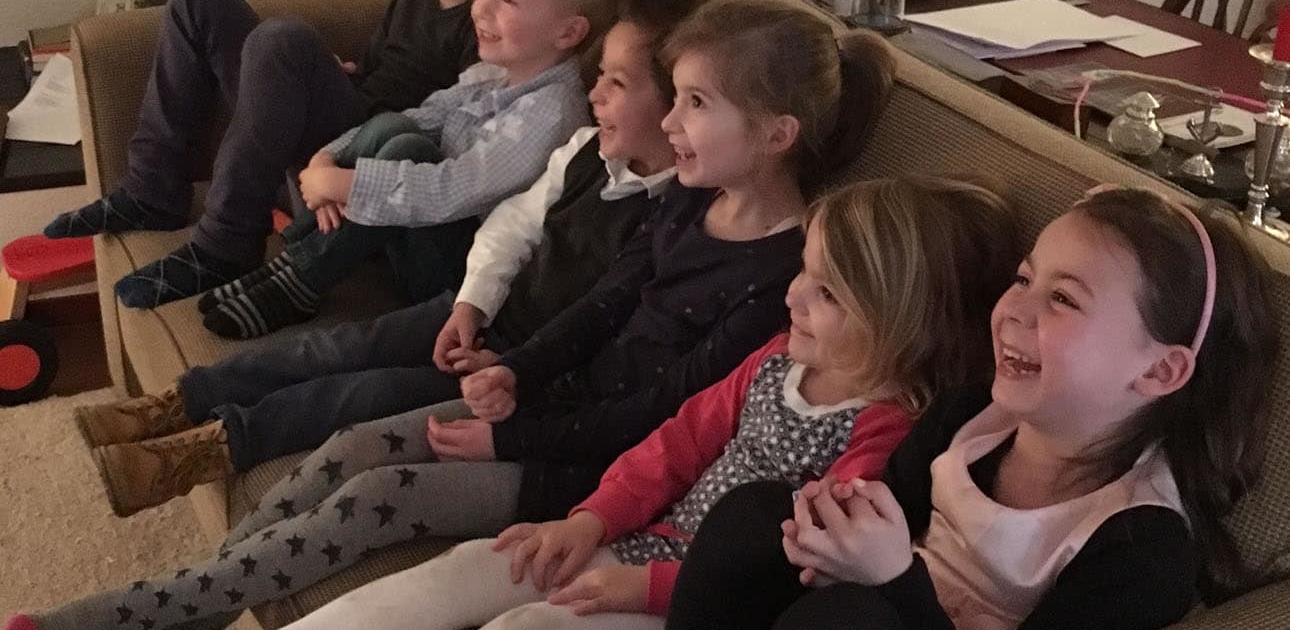 kinderen op kinderpartijtje kijken naar voorstelling