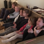 kinderen op kinderpartijtje kijken naar voorstelling