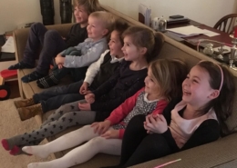 kinderen op kinderpartijtje kijken naar voorstelling