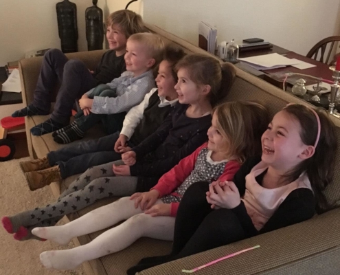 kinderen op kinderpartijtje kijken naar voorstelling